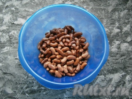 Открыть банку с фасолью, промыть консервированную фасоль под проточной водой.
