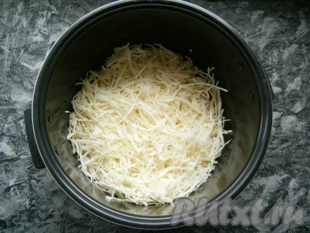 Капусту тонко нашинковать и выложить в чашу мультиварки.