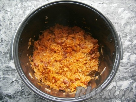 Закрыть крышку мультиварки и выставить режим "Тушение" на 1 час.&nbsp;