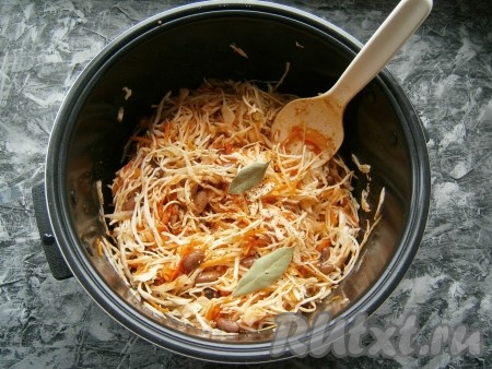 Влить воду, перемешать, затем добавить лавровые листья.
