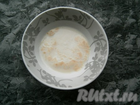 Когда начнет появляться характерная "шапочка" - дрожжевая смесь готова!