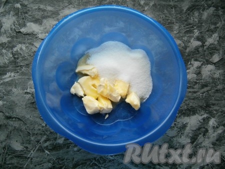 К хорошо размягченному сливочному маслу добавить соль, ванильный сахар и оставшийся сахар.
