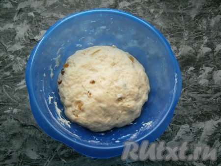 Вмешать весь изюм в тесто.