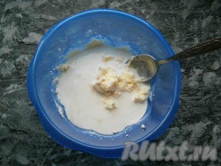 В масляную массу влить оставшееся теплое молоко и дрожжевую смесь.