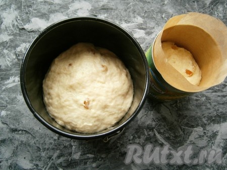 Дно форм застелить пергаментом (если формы типа консервных баночек, бока, также, выстелить пергаментной бумагой, смазанной маслом). Тесто разложить по формам, заполняя на половину объема.
