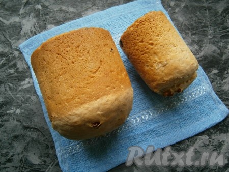 Включить духовку на 160-170 градусов, а тесту в формах дать расстояться в течение 20-25 минут. Выпекать куличи при этой температуре около 1 часа (готовность проверьте деревянной шпажкой). Готовые куличи извлечь из формочек, убрать пергамент и дать им остыть лежа, переворачивая периодически. Куличи получаются очень нежными, поэтому выкладывание набок нужно для того, чтобы не было вмятин, а куличики не осели и не разломались.
