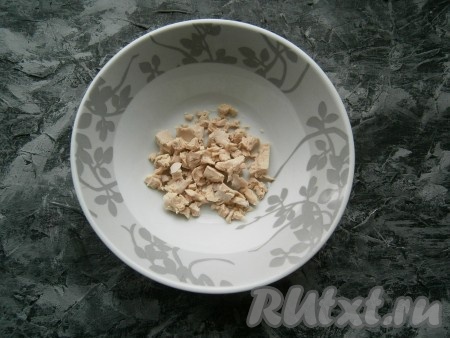 Прессованные (свежие) дрожжи раскрошить в мисочку.