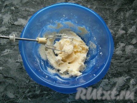 Взбить масло с сахаром миксером до однородности (в течение 2-3 минут).
