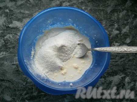 Тщательно перемешать и, всыпая частями 250 грамм просеянной муки, замешивать ложкой тесто.
