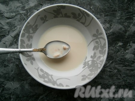 Добавить к ним 0,5 чайной ложки сахара от общего количества, 1-2 чайные ложки муки (также, от общего количества) и немного теплого молока, перемешать и, прикрыв пленкой, оставить в тепле на 10-15 минут.
