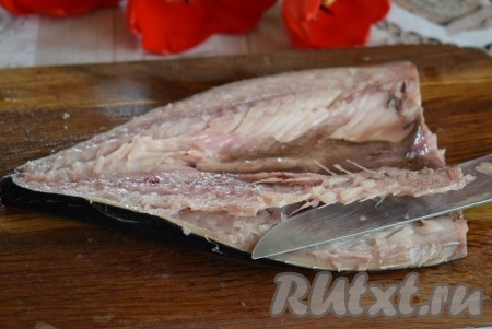 Затем надрезаем скумбрию еще раз по спине, но с другой стороны хребта, отделившийся хребет вынимаем из рыбы. Стараемся, чтобы за хребтом потянулись и вытащились реберные косточки. Удаляем все внутренности, чёрную пленочку, промываем рыбу. На скумбрии со стороны брюшка не должно быть разреза, чтобы в итоге у нас получилась как бы книжка.
