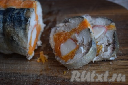 Нарезаем на кусочки и подаем к столу.
