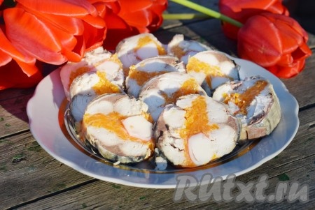 Рулет из скумбрии, приготовленный с добавлением желатина, получается красивым и очень вкусным, его можно подать в качестве отдельной закуски или сделать с ним бутерброды.
