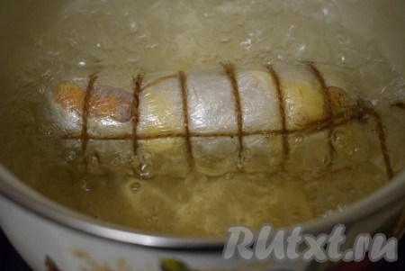 В кастрюле кипятим воду и кладем наш рулет в кипяток. Варим рулет из скумбрии на среднем огне под крышкой, 25-30 минут с момента закипания. Если варить рыбку более длительное время, она может потерять свою сочность.
