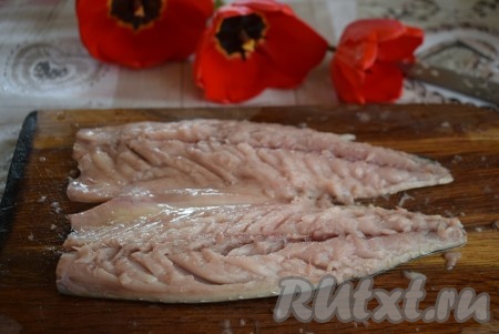 Далее руками (или с помощью пинцета) вынимаем все оставшиеся косточки (косточки со стороны брюшка можно вырезать ножом).
