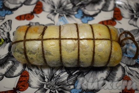 Далее достаем рулет и даем ему остыть, примерно, 30 минут. Затем убираем наш рулет в холодильник, поставив сверху гнет. Бечевку перед этим можно снять. Даем рулету охладиться в холодильнике, примерно, 5-6 часов. За это время рулет из скумбрии с желатином хорошо схватится и будет держать форму при нарезании.
