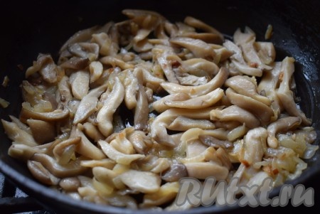 Затем добавляем к луку вешенки, уменьшаем огонь до минимума и обжариваем грибы с луком, периодически помешивая, примерно, 15-20 минут.
