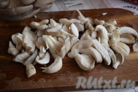 Вешенки промоем холодной водой, обсушим и нарежем на полоски.
