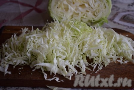 Нашинкуем капусту тоненько. 