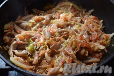 В конце тушения добавляем мелко нарезанную зелень (у меня укроп, кинза и петрушка).
