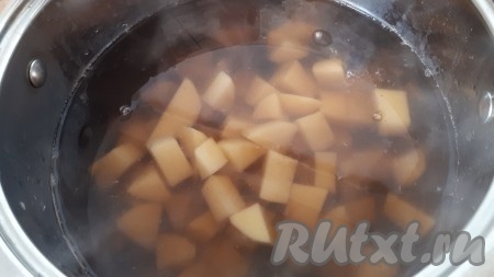 Картофель очистить, промыть, нарезать кусочками. Картошку и перец горошком добавить в суп с грибами, варить до мягкости картофеля.
