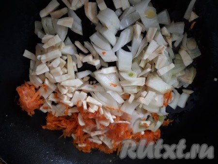 Лук очистить и нарезать произвольно. Сельдерей (если используете) и морковь вымыть, очистить, натереть на терке или нарезать соломкой.&nbsp;На сковороде разогреть растительное масло, выложить лук, морковь и сельдерей, обжарить овощи, помешивая, в течение 5 минут на среднем огне.
