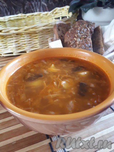 Вкусные, сытные щи из квашеной капусты с сушеными грибами готовы, к столу подаём в горячем виде.
