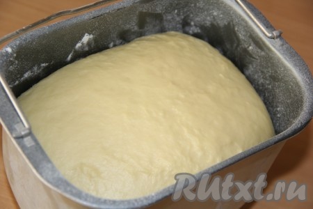 По прошествии 1,5 часов, дрожжевое тесто для куличей, замешанное на кефире, хорошо поднимется, увеличится в объёме в несколько раз.
