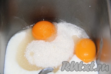 Сюда же добавить яичные желтки.
