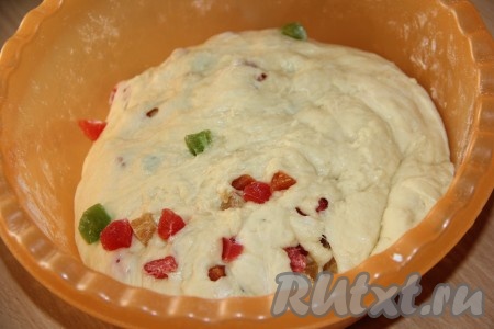 Подмесить цукаты в тесто.
