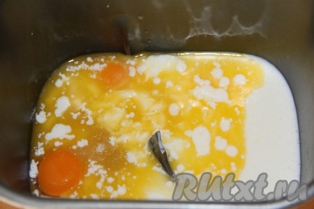 Затем в ведёрко влить тёплое масло и подошедшие дрожжи.
