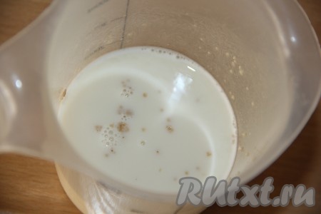 В тёплое молоко (или воду) (температура жидкости не должна превышать 40 градусов) всыпать сухие дрожжи, перемешать и оставить до образования пышной "шапки" (на это потребуется минут 15). Сливочное масло растопить и, если нужно, остудить (масло не должно быть горячим). Кефир нужно заранее достать из холодильника (кефир для замешивания теста должен быть комнатной температуры).
