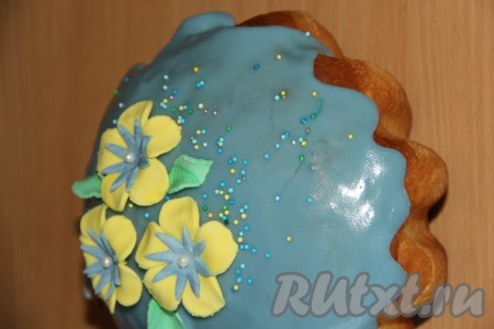 Остывшие куличи покрыть глазурью (я покрыла покупной глазурью) и украсить по вашему желанию.