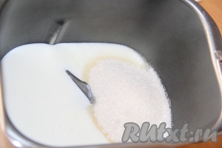 Я решила замесить тесто для кулича в хлебопечке, для этого нужно в ведёрко хлебопечки влить кефир, всыпать сахар.
