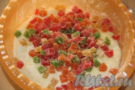 Тесто выложить в миску, обмять, добавить цукаты (цукаты можно заменить на изюм).
