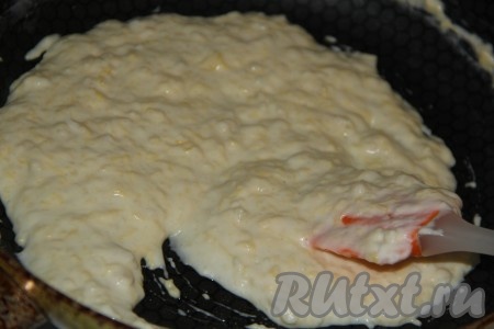 Томить сырный соус на медленном огне до полного растворения сыра (примерно 3 минуты), посолить по вкусу.