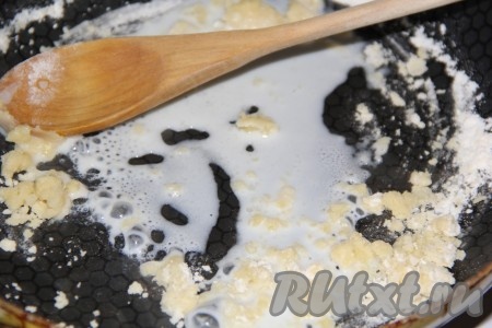 В мучную смесь постепенно влить молоко, непрерывно перемешивая.