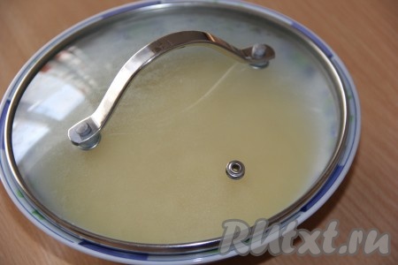 Миску с кус-кусом накрыть крышкой и отставить в сторону.
