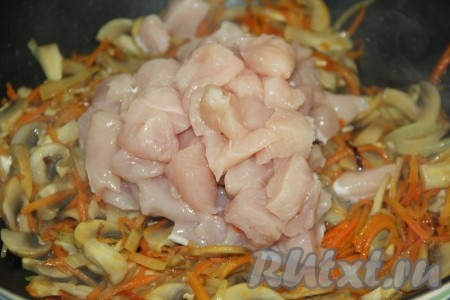 Грудку нарезать на средние кусочки и добавить в сковороду. Тушить куриную грудку с овощами на среднем огне, иногда помешивая, в течение 7-10 минут.&nbsp;
