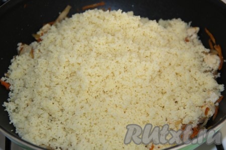 Выложить кус-кус в сковороду с куриной грудкой и овощами.
