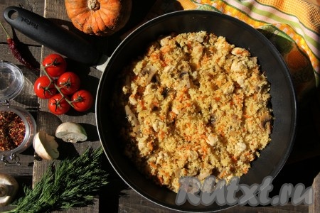 Тщательно перемешать кус-кус с мясом и овощами, посолить по вкусу и потомить пару минут на небольшом огне под крышкой. Снять сковороду с огня и подать вкусный, сытный кус-кус с куриной грудкой к столу. В качестве дополнения к этому блюду можно подать нарезанные свежие овощи. Очень вкусное, попробуйте!
