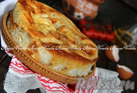 Готовый вкусный, сытный пирог-улитку из лаваша с фаршем остудить, снять бортики формы и переложить на тарелку. На фото видно, какой красивой и аппетитной получилась выпечка. 
