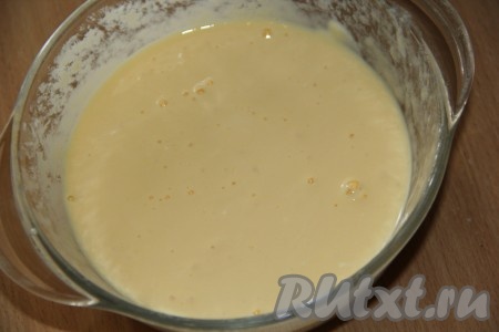 Венчиком перемешать заливку до однородного состояния.
