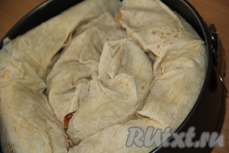 Выложить рулет в разъёмную фору (у меня форма диаметром 22 см) в виде улитки.
