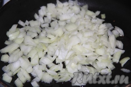 Для приготовления начинки нужно в сковороду влить 1 столовую ложку растительного масла. Лук очистить, мелко нарезать и добавить в сковороду.
