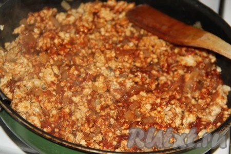 Затем добавить томатную пасту, перемешать, потомить пару минут и снять начинку с огня.

