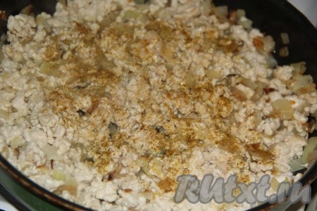 Посолить фарш и добавить специи по вкусу.
