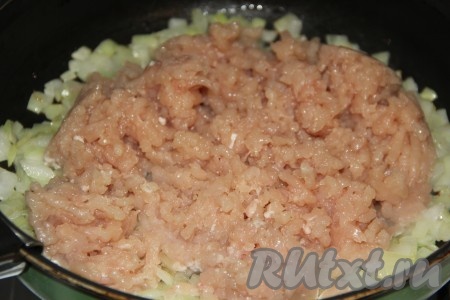 Затем к луку добавить мясной фарш. Обжарить фарш с луком, в течение 10-15 минут, тщательно разбивая комочки.
