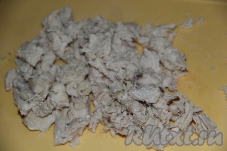 Для приготовления этого супа куриную грудку можно сначала нарезать на части, а затем сварить из неё бульон. Я же решила целую грудку залить 2,5 литрами воды и отварить до готовности в течение минут 30. Затем я достала мясо из бульона, нарезала на небольшие кусочки и вернула в бульон.
