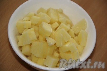 Картошку, морковь и лук очистить. Клубни картофеля нарезать на кубики.

